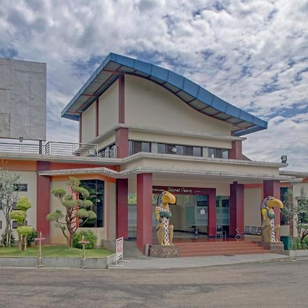 Oyo 89997 Hotel Bumi Kedaton Waterpark Bandar Lampung Exterior foto