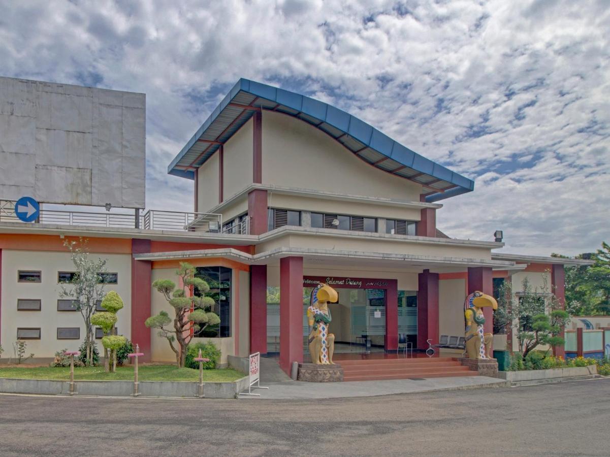 Oyo 89997 Hotel Bumi Kedaton Waterpark Bandar Lampung Exterior foto