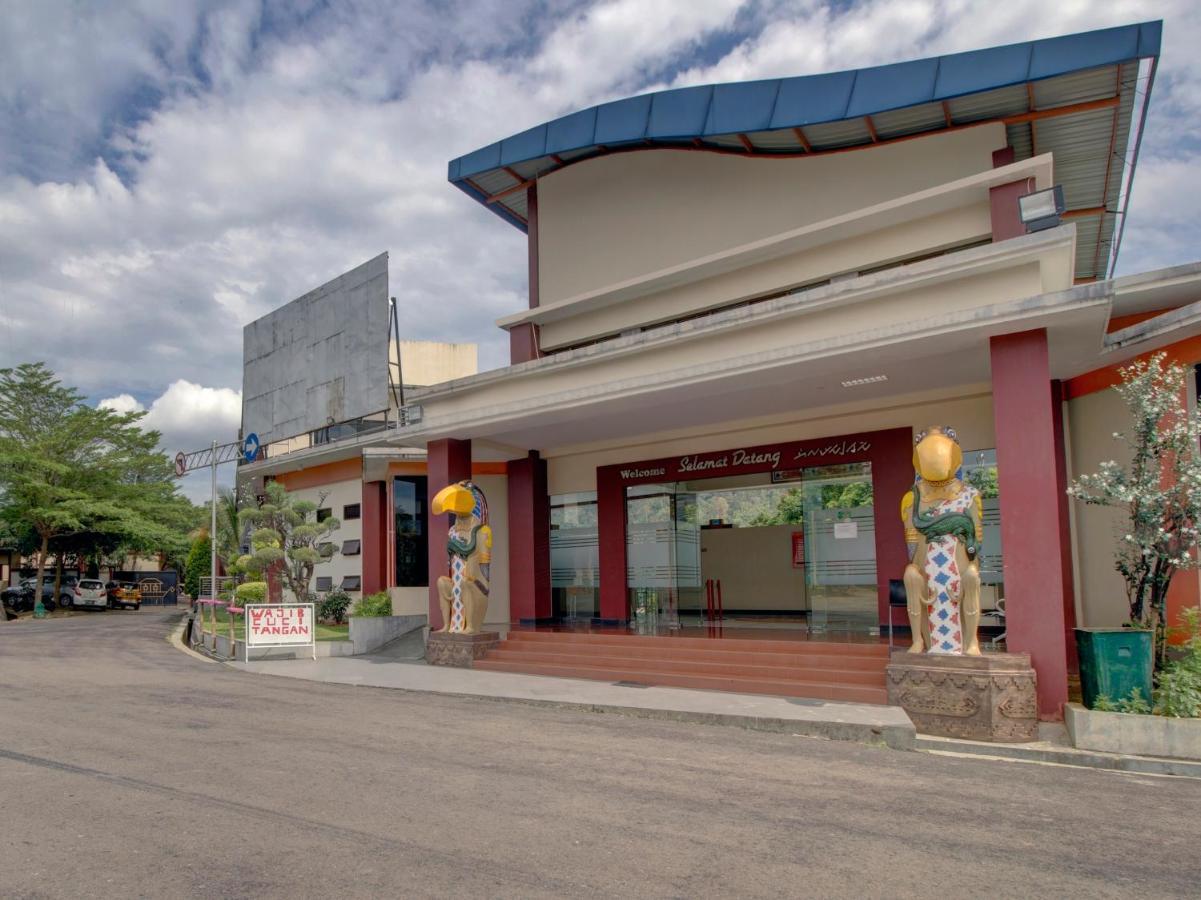 Oyo 89997 Hotel Bumi Kedaton Waterpark Bandar Lampung Exterior foto