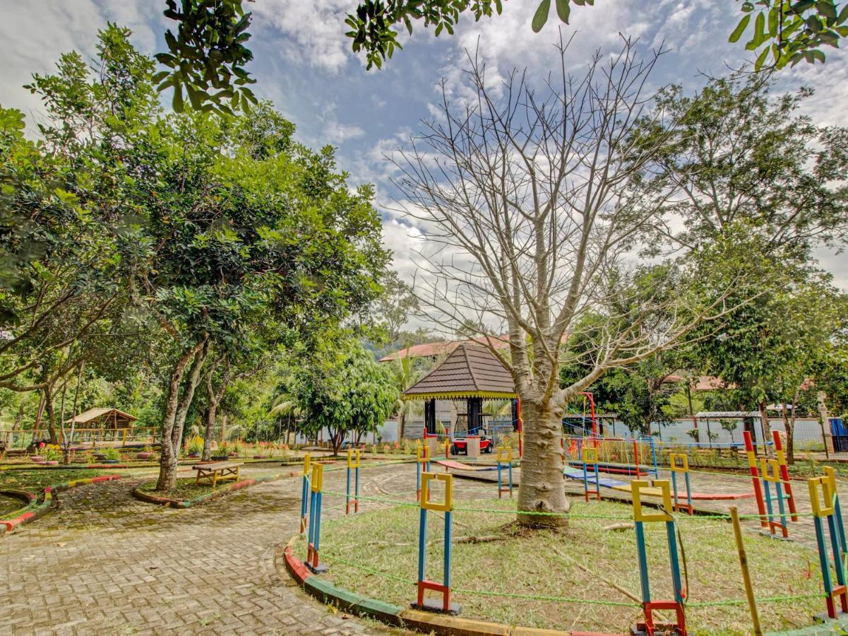 Oyo 89997 Hotel Bumi Kedaton Waterpark Bandar Lampung Exterior foto