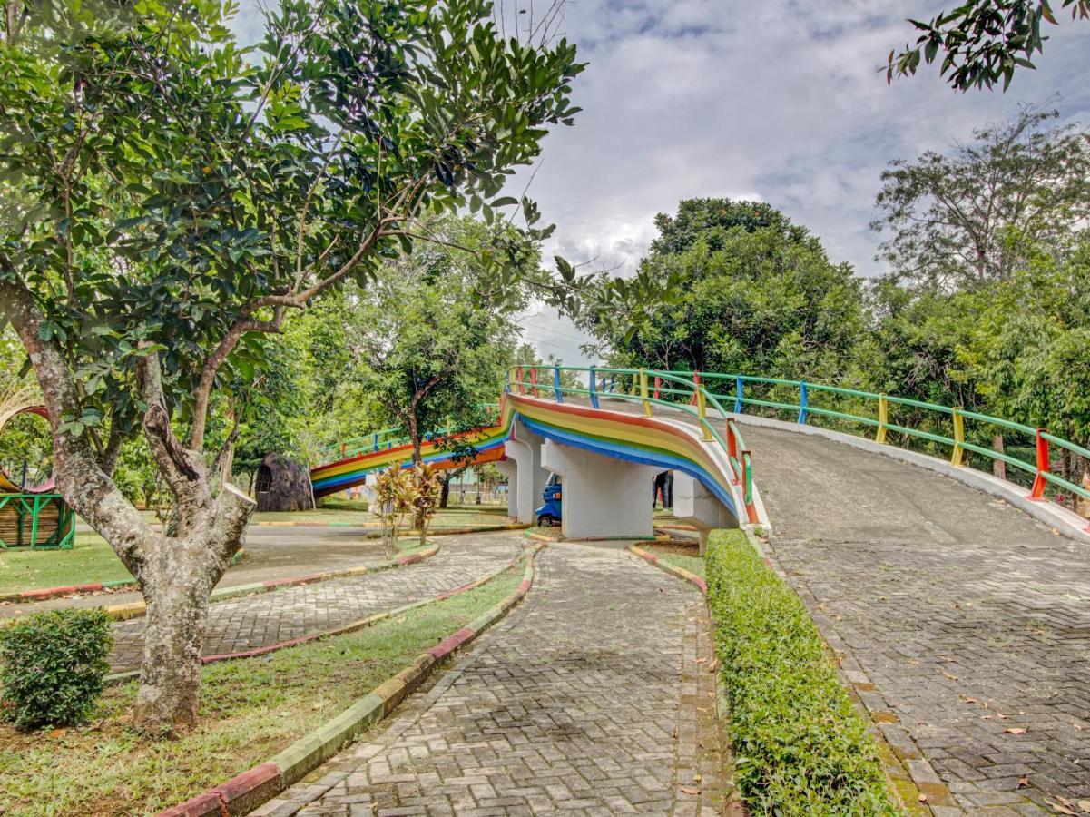 Oyo 89997 Hotel Bumi Kedaton Waterpark Bandar Lampung Exterior foto